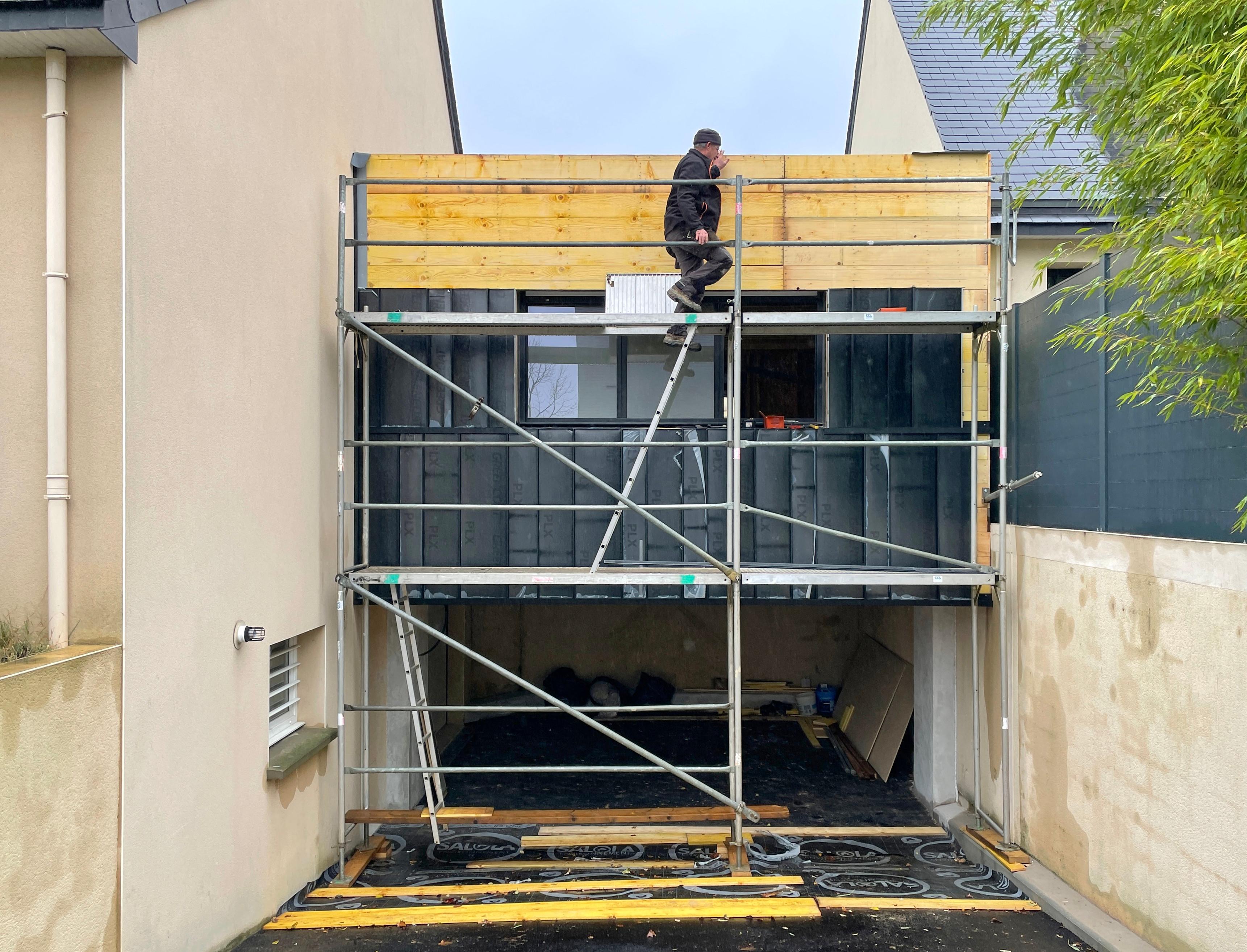 Chantier en cours : Bardage métallique à joint debout et largeur variable.